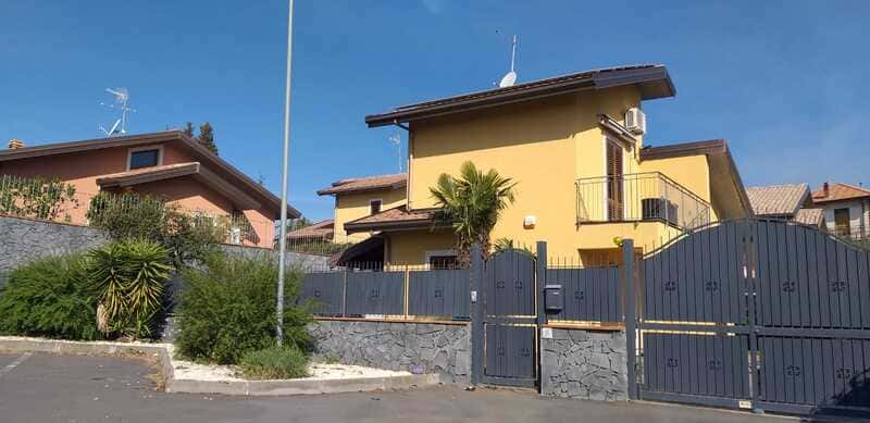palazzo con facciata gialla